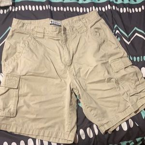 Men’s Columbia khaki shorts- Botton missing